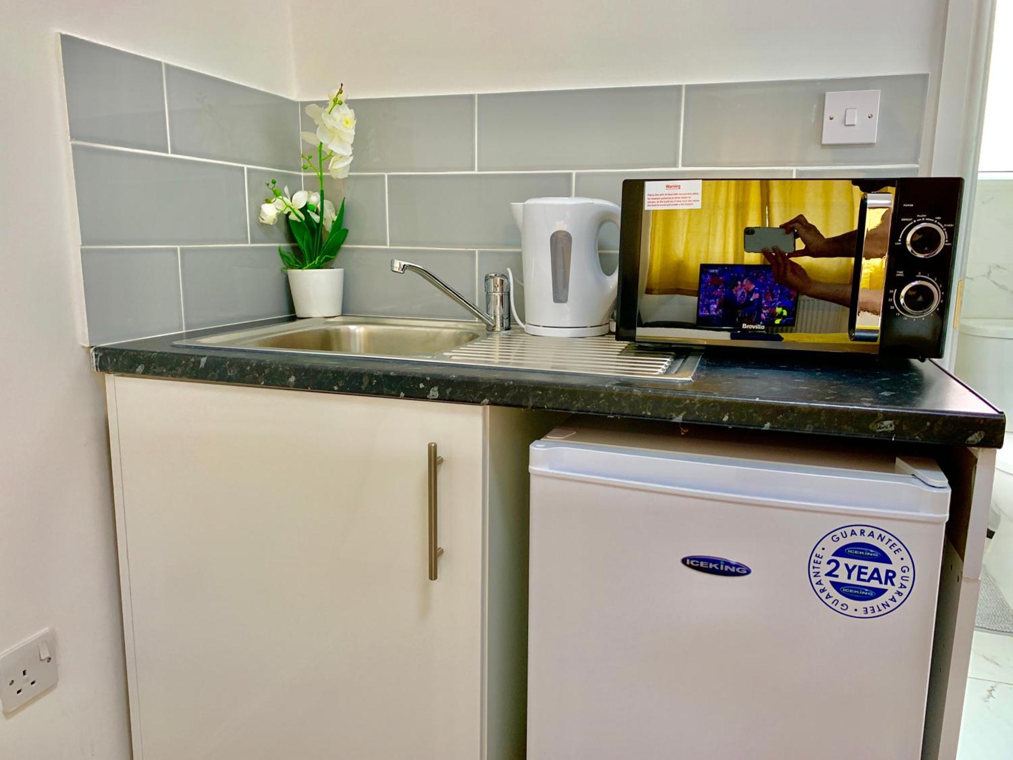 London Studio Apartments, Private Bathroom, Kitchenette, Parking, Np2 Dış mekan fotoğraf